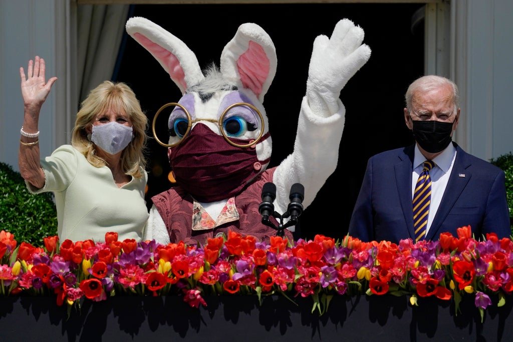 Bidens, Paskalya Yumurtası rulolu Covid'den bu yana Beyaz Saray'da Covid'den bu yana ilk parti için halkı memnuniyetle karşılıyor
