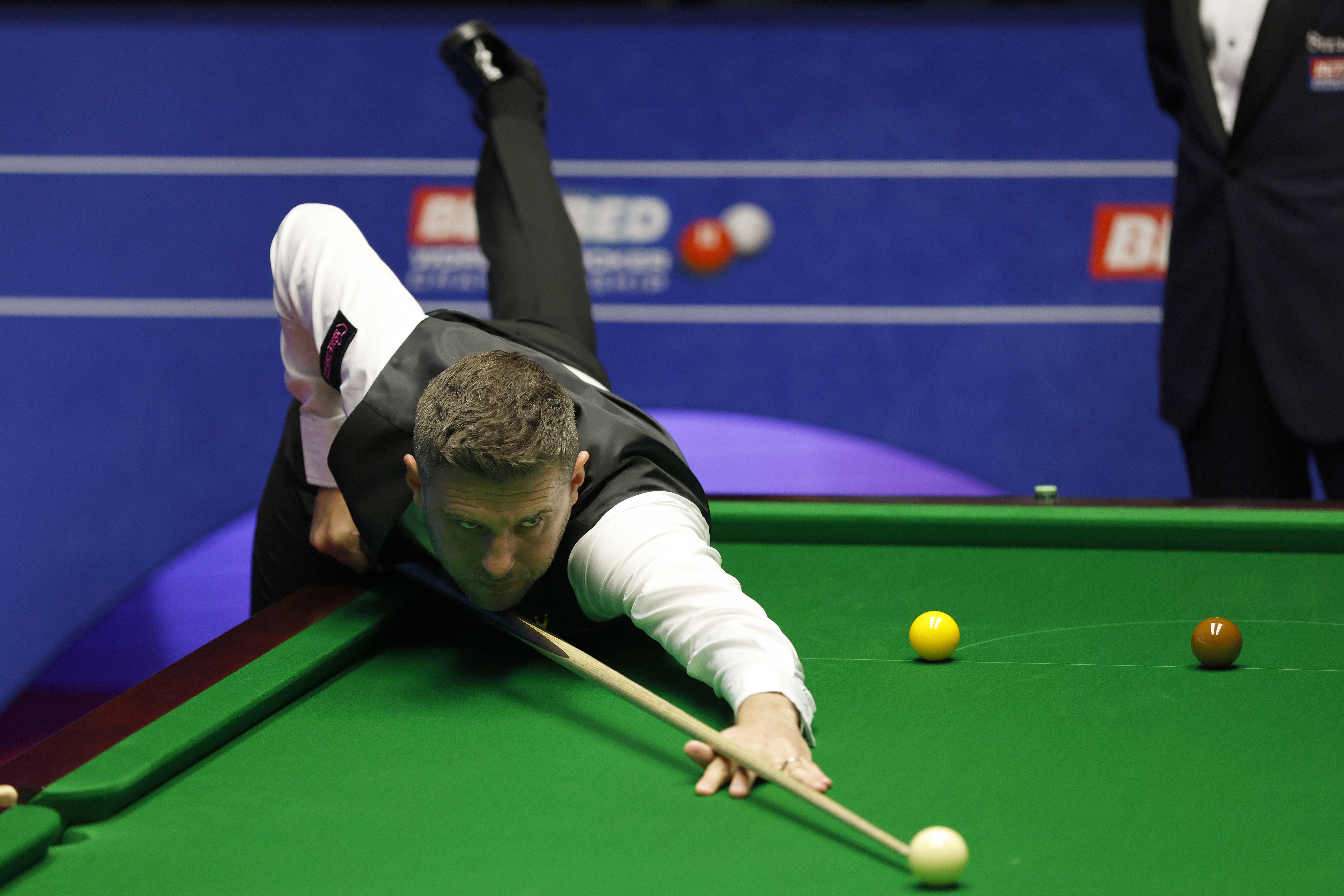Mark Selby shakes off slow start to World Snooker Champs title defence to build lead over Jamie Jones The Independent