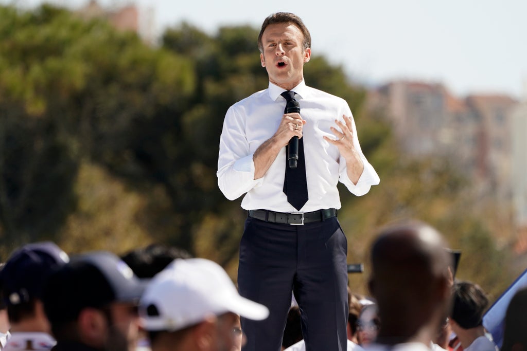 Macron, Marsilya seçmenlerine kur yapıyor; Paris'teki iklim aktivistleri