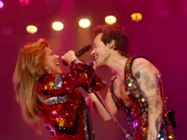 <p>Shania Twain performs with Harry Styles at Coachella 2022</p>