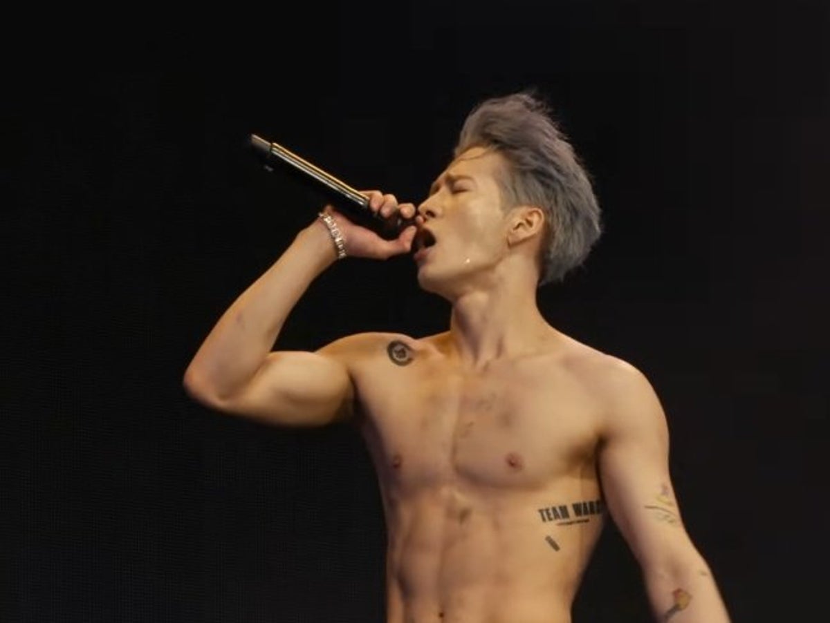 Video) Jackson Wang Allowed Fans Touch His Shirtless Body During
