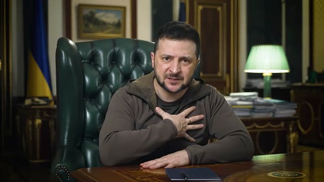 <p>El presidente ucraniano Volodymyr Zelensky habla desde Kyiv, Ucrania, el sábado</p>