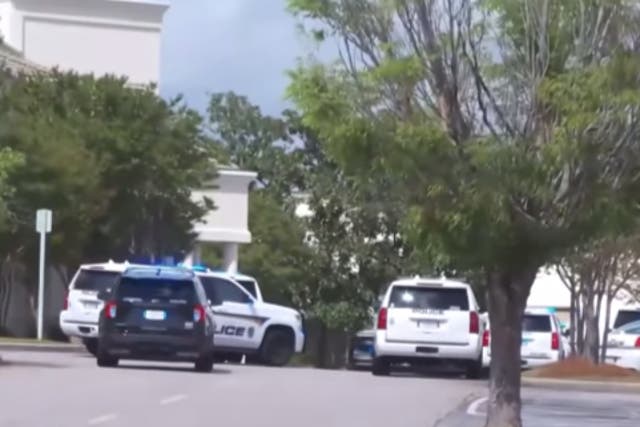 La policía arrestó a un hombre de 22 años en relación con el tiroteo del sábado en el Columbiana Center en Carolina del Sur.