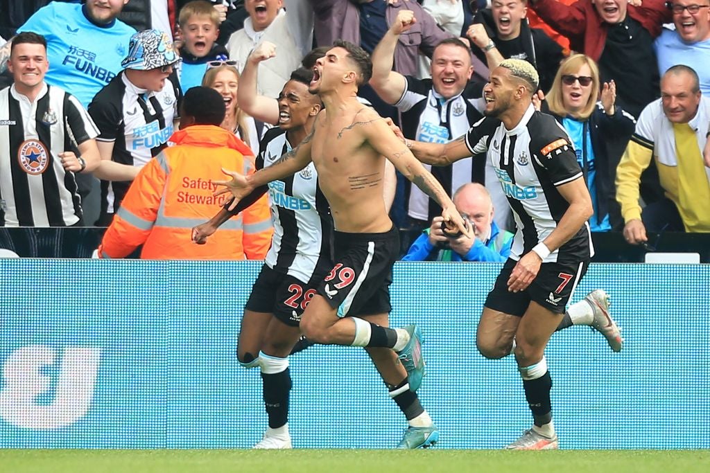 Newcastle United's Brazilian midfielder Bruno Guimaraes celebrates with teammates after scoring their late winner against Leicester City