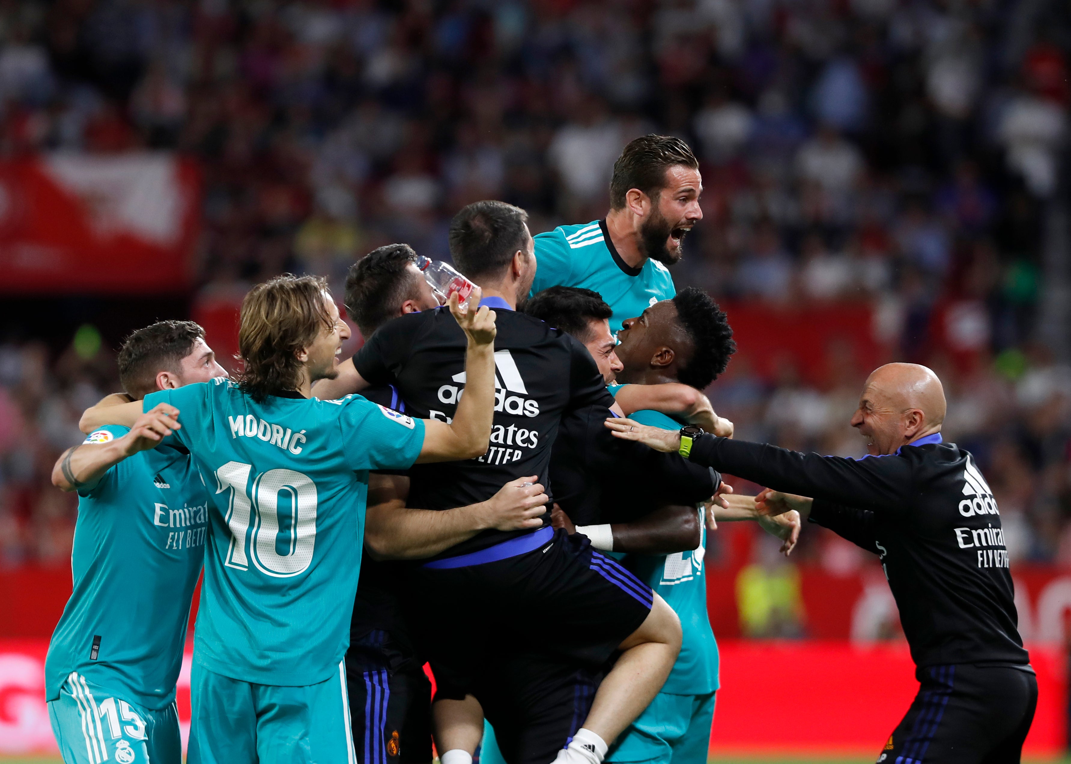 Real Madrid celebrate their late victory (Angel Fernandez/AP)