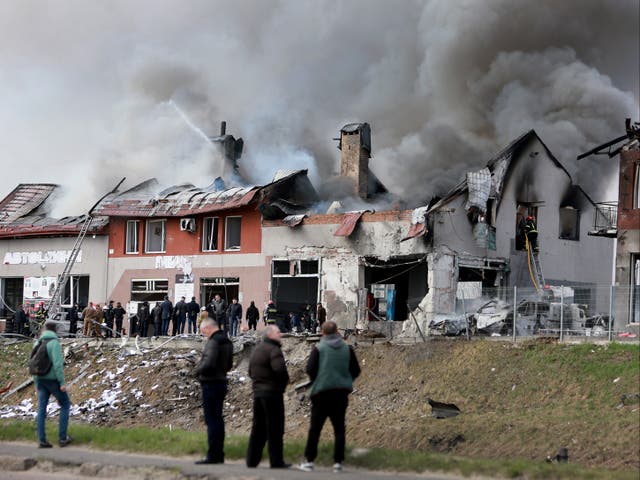 <p>Los bomberos luchan contra un incendio después de que un edificio civil fuera alcanzado por un misil ruso en Lviv</p>