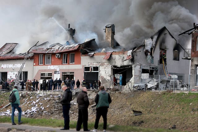<p>Los bomberos luchan contra un incendio después de que un edificio civil fuera alcanzado por un misil ruso en Lviv</p>