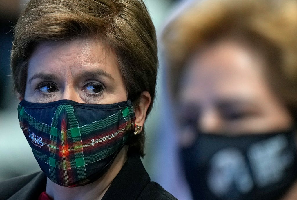 Polis, İskoç lideri Sturgeon ile maske kayması hakkında konuşuyor