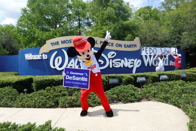<p>Los partidarios del proyecto de ley “Don’t Say Gay” respaldado por los republicanos de Florida se reúnen frente a Walt Disney World</p>