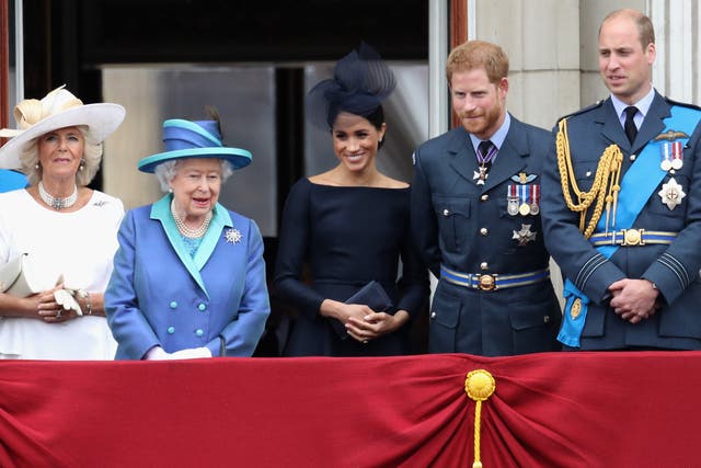 La duquesa de Cornualles, la reina, el duque y la duquesa de Sussex y el duque de Cambridge en el balcón del Palacio de Buckingham en julio de 2018