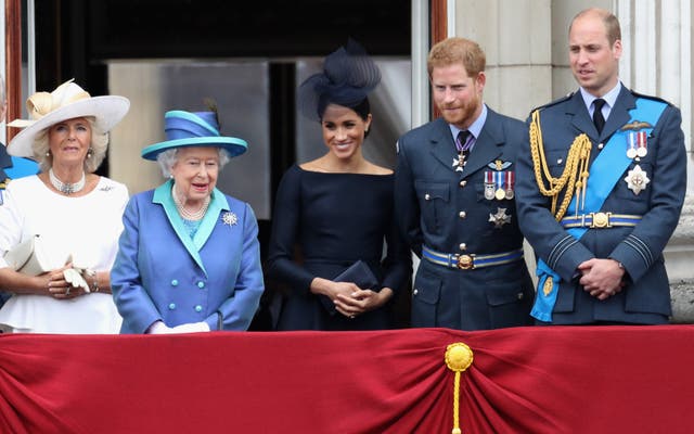 La duquesa de Cornualles, la reina, el duque y la duquesa de Sussex y el duque de Cambridge en el balcón del Palacio de Buckingham en julio de 2018