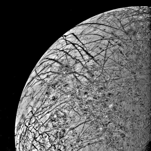 Se pueden ver crestas en la superficie helada de Europa en una imagen tomada por la nave espacial Voyager.