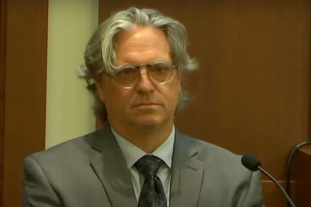 El ingeniero de sonido Keenan Wyatt testifica durante el juicio por difamación entre Johnny Depp y Amber Heard el 19 de abril de 2022