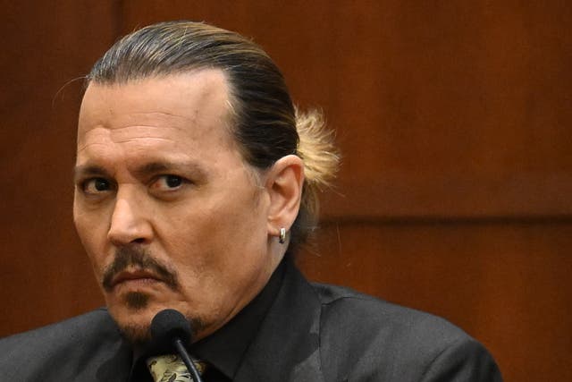 <p>Johnny Depp subió al estrado por primera vez en su juicio por difacmación contra su exesposa, Amber Heard </p>