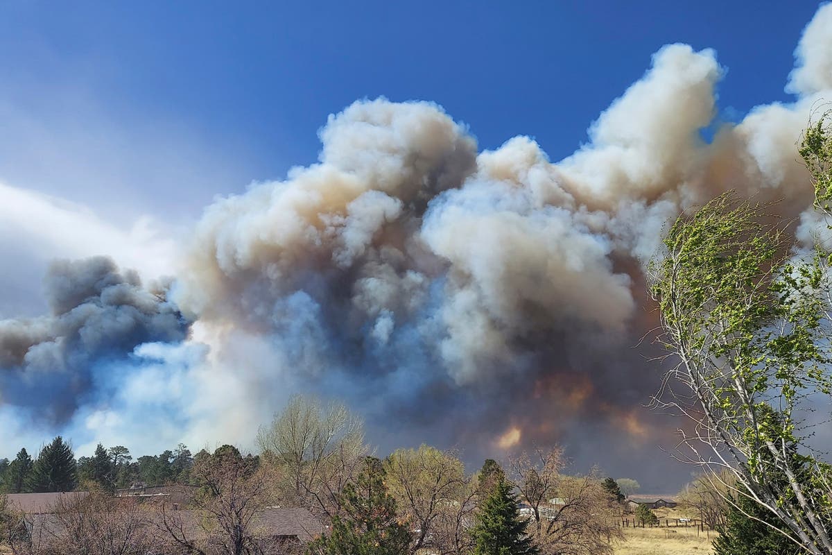 'Wall of fire' forces evacuations near Arizona tourist town