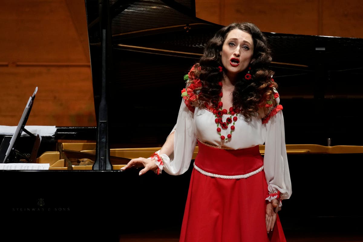 日本のウクライナのオペラ歌手がメロディーの平和を祈る