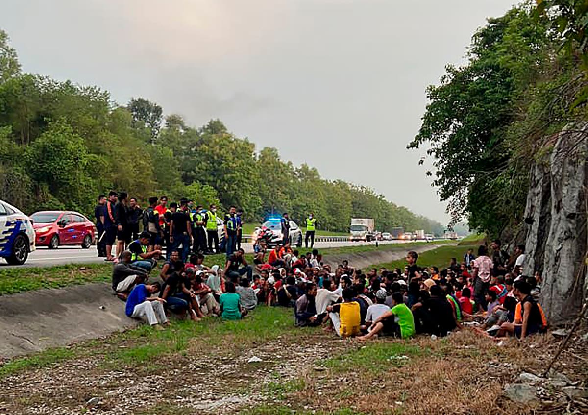 Over 500 Rohingya flee Malaysian detention, 6 die on highway Over 500 Rohingya flee Malaysian detention, 6 die on highway