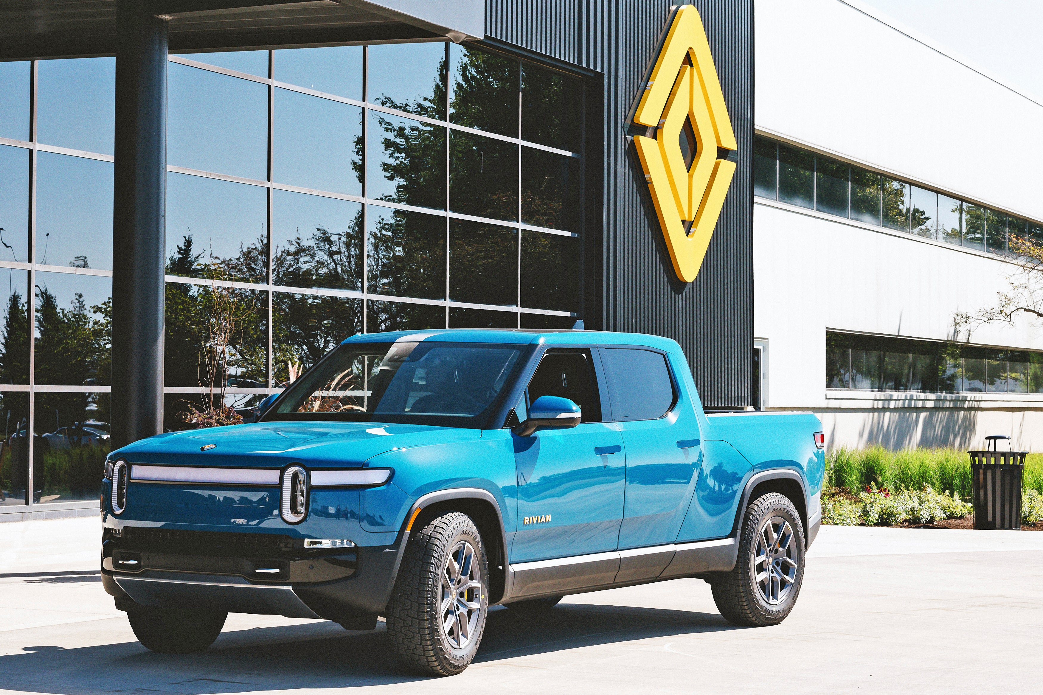 Edmunds: 2022 Rivian R1T Vs 2022 Ram 1500 | The Independent