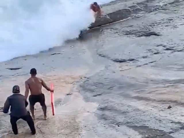 <p>A video circulated by O GLOBO news of the rescue on São Conrado beach </p>