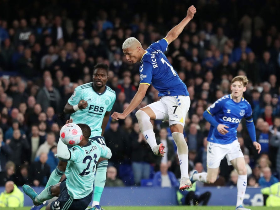 Richarlison scores for Everton in stoppage time