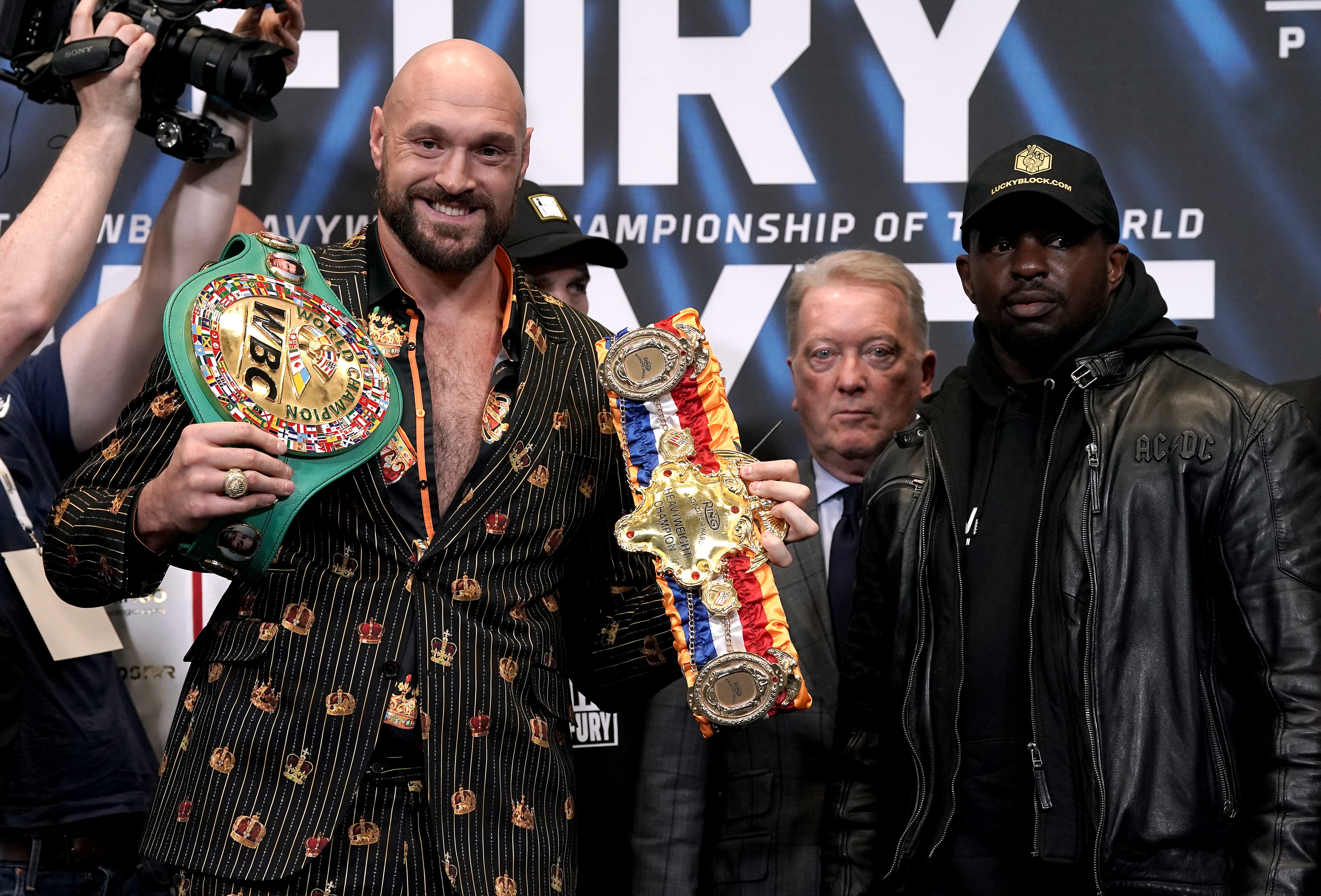 Фьюри бой прямой эфир. Тайсон Фьюри Уайт. Tyson Fury Dillian Whyte. Джон Фьюри. Фьюри Усик Уайт.