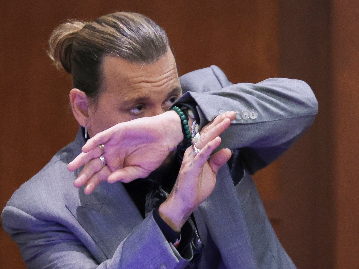 Johnny Depp asked about texts saying he wanted 'burn and drown' Amber Heard during cross-examination | The Independent