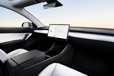 Elon Musk says Tesla’s next car will have no steering wheel