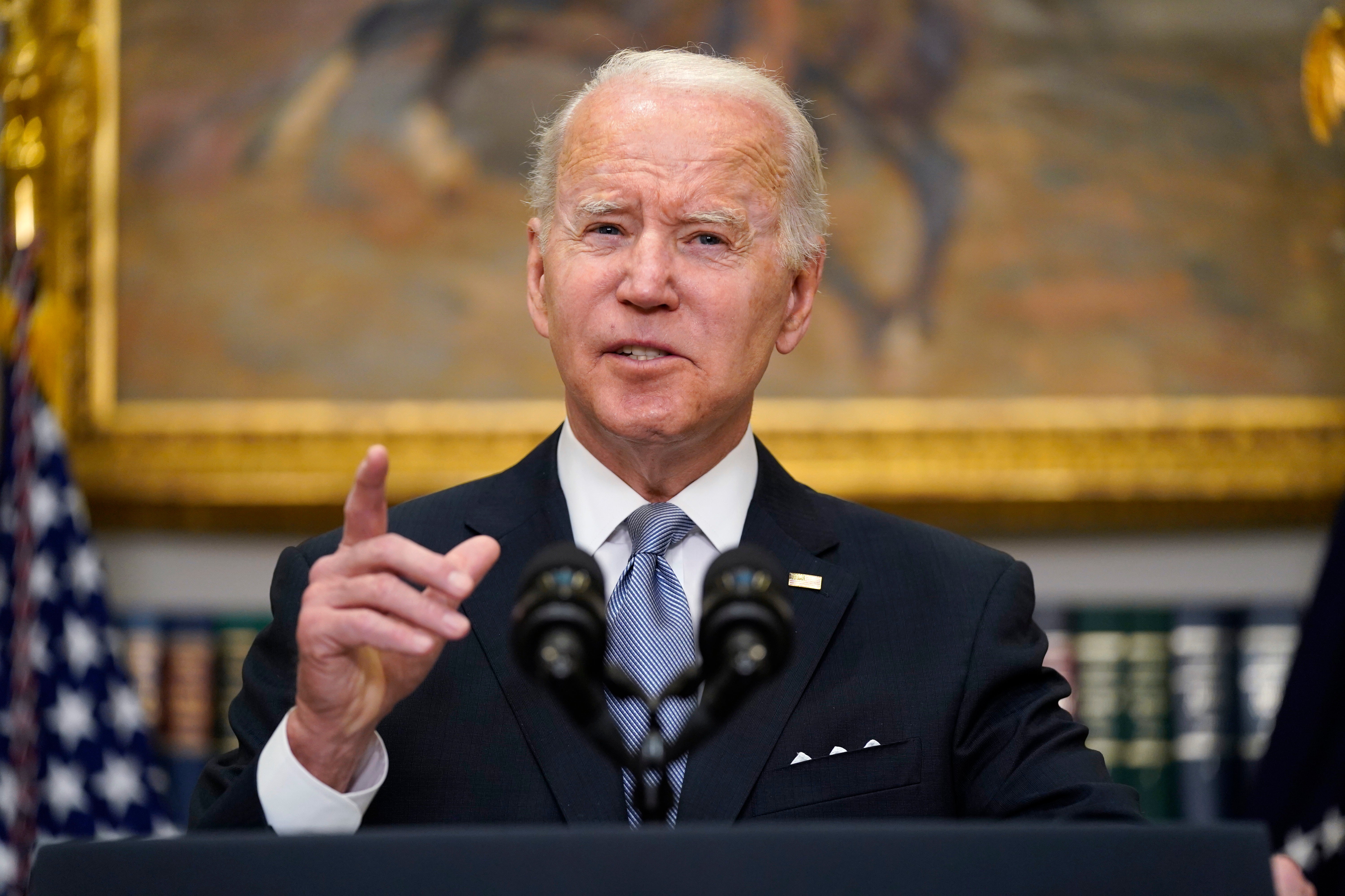 El presidente Joe Biden pronuncia comentarios sobre la invasión rusa de Ucrania, en la Sala Roosevelt de la Casa Blanca, el jueves 21 de abril de 2022, en Washington. (Foto AP/Evan Vucci)