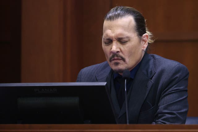 El actor estadounidense Johnny Depp testifica durante el juicio por difamación de Depp vs Heard de 50 millones de dólares estadounidenses en el Tribunal de Circuito del Condado de Fairfax en Fairfax, Virginia, el 21 de abril de 2022.