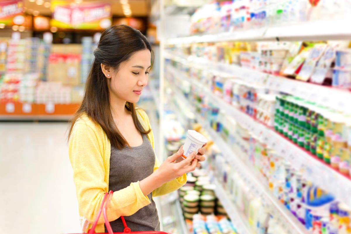 Market selling. Купить женщину. Шоппинг маркетинг. Женщина покупает продукты. Азиат в магазине.