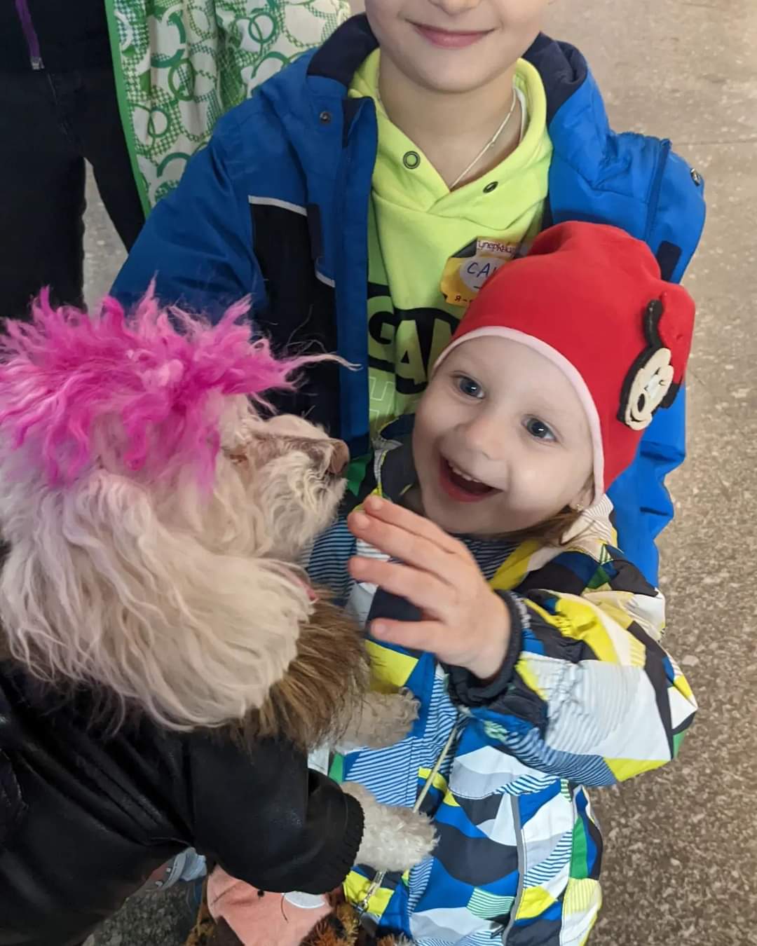 Juno the dog meets refugees in Poland (Lars Whelan)