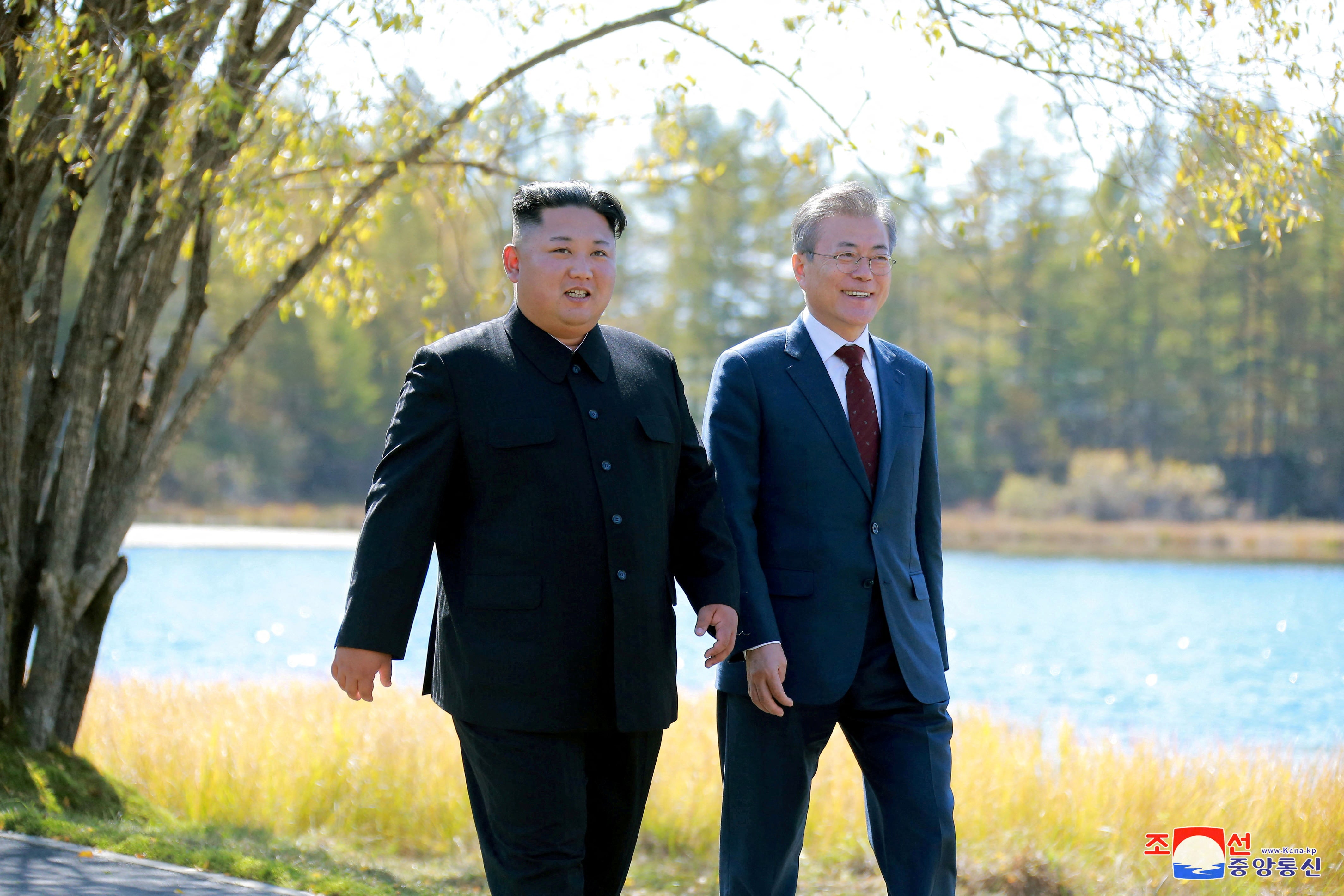 Kim Jong-un (left) and Moon Jae-in walk during a luncheon in 2018