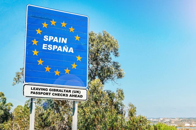 <p>La frontera española abordada desde Gibraltar</p>