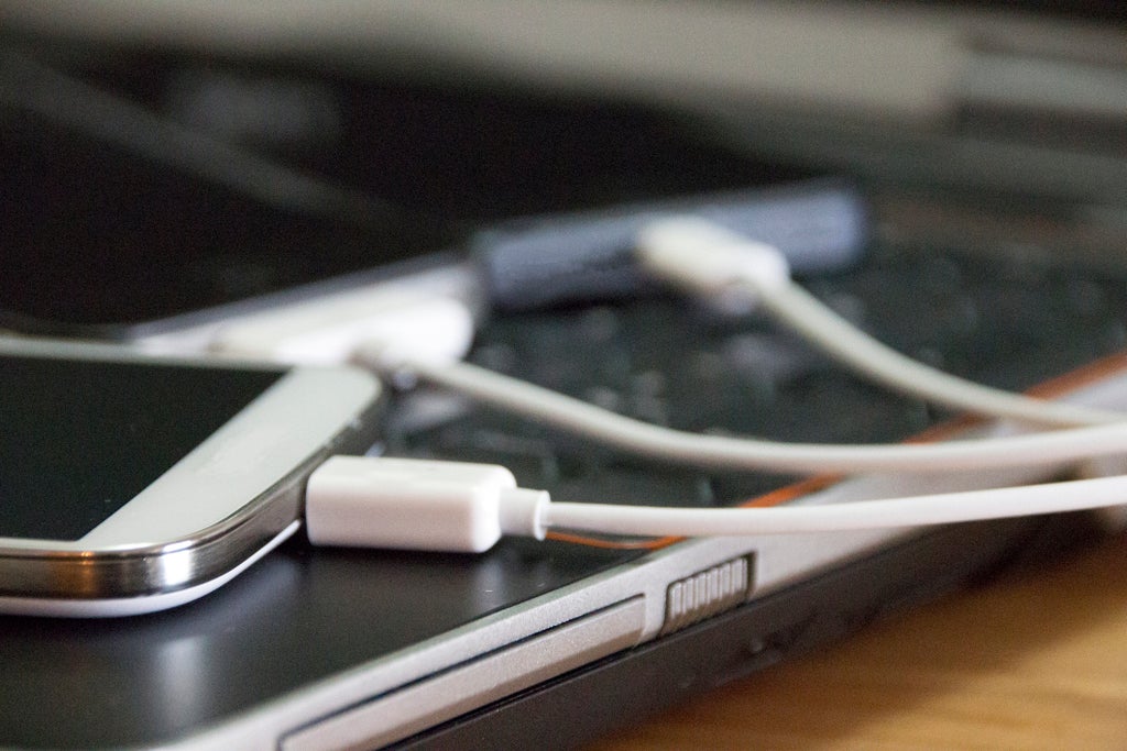 EU parliament votes to mandate one standard charger for all phones