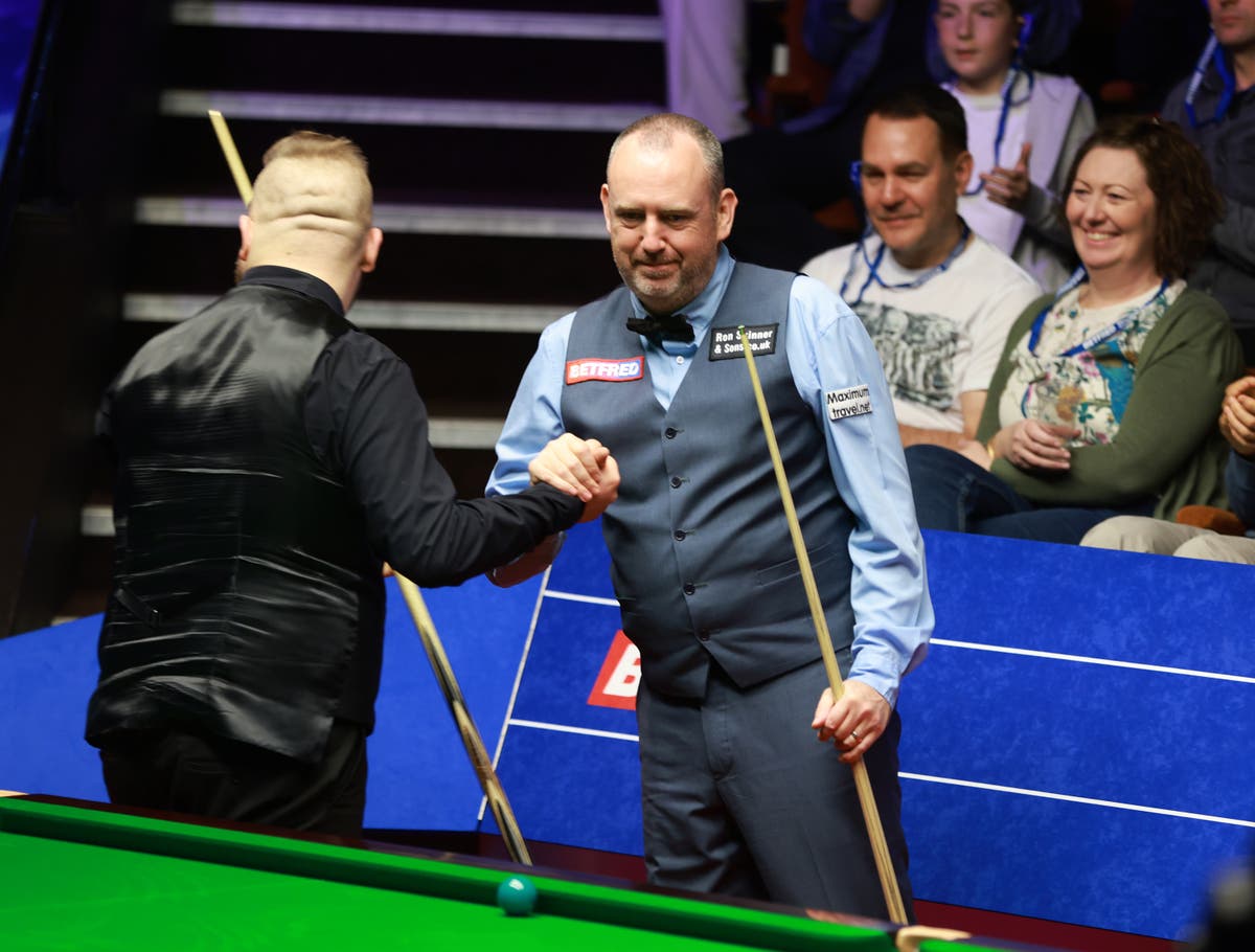 Mark Williams in flying form as pigeon interrupts World Championship