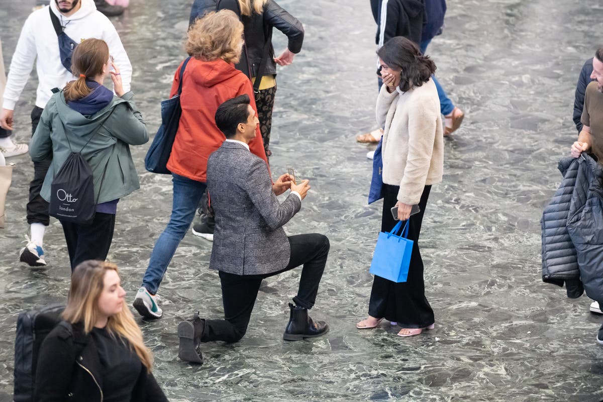 Rail traveller gets surprise proposal at Euston station