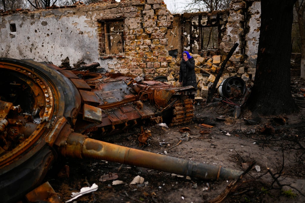 Steel plant under siege; Zelenskyy prepares for US officials