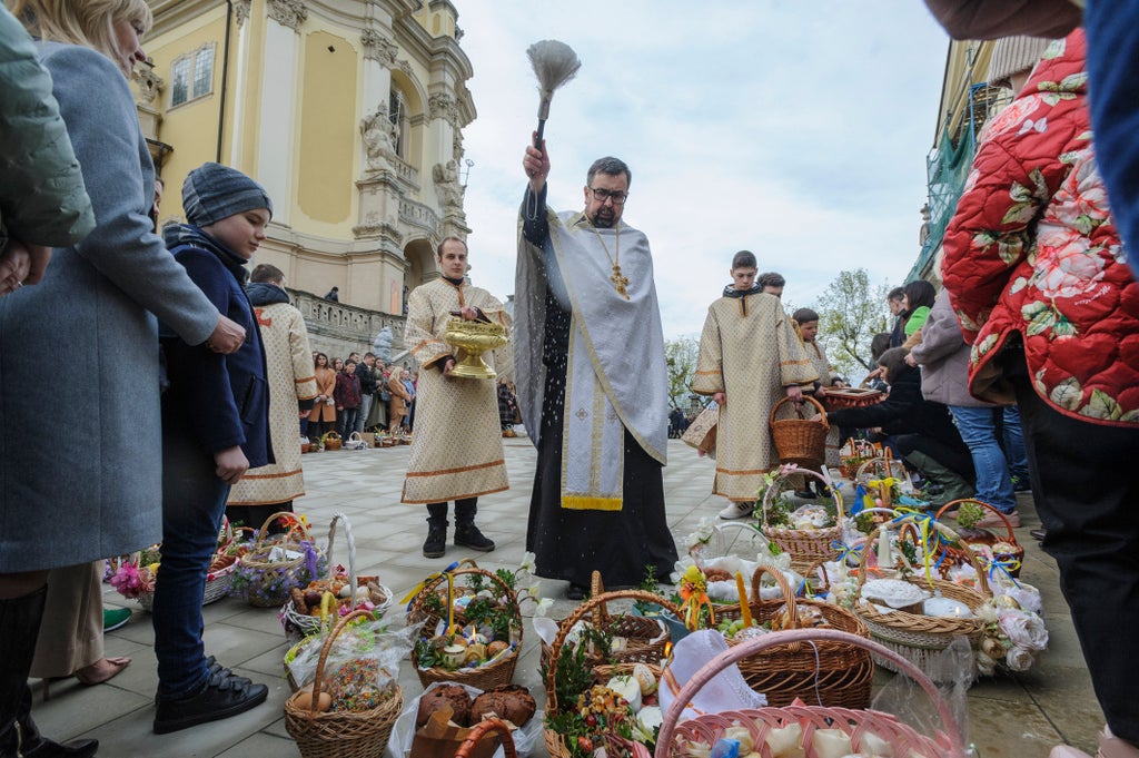 Ukraine marks Orthodox Easter with prayers for those trapped