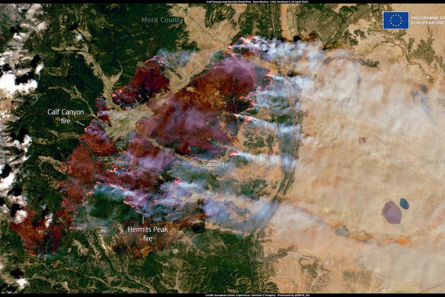 Los incendios de Calf Canyon y Hermits Peak arden en el norte de Nuevo México el 23 de abril de 2022, según lo capturado por los satélites