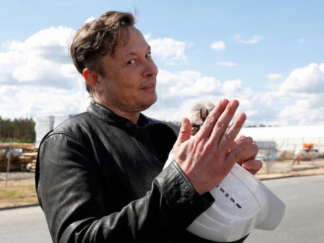 Elon Musk visitando el sitio de construcción de la gigafábrica de Tesla cerca de Berlín, Alemania, en marzo