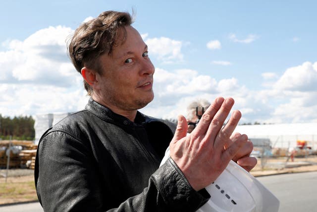 Elon Musk visitando el sitio de construcción de la gigafábrica de Tesla cerca de Berlín, Alemania, en marzo