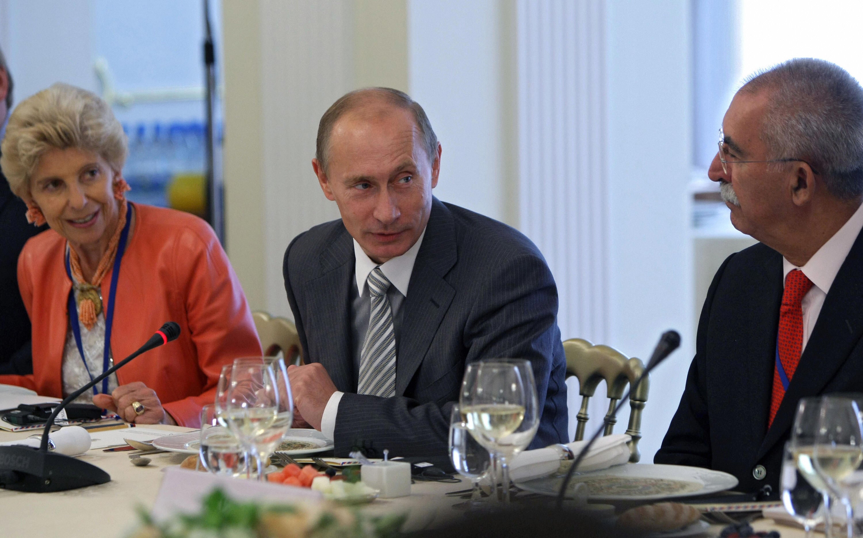 Putin speaks with members of the Valdai discussion club outside Moscow in 2009