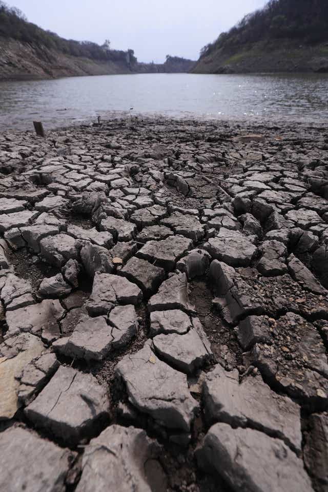 Tierra seca en la represa Los Laureles, que abastece de agua a Tegucigalpa, Honduras, 22 de abril de 2022