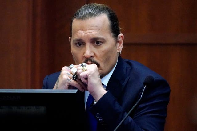 Johnny Depp testifica en una sala del tribunal del condado de Fairfax en Virginia el 25 de abril de 2022