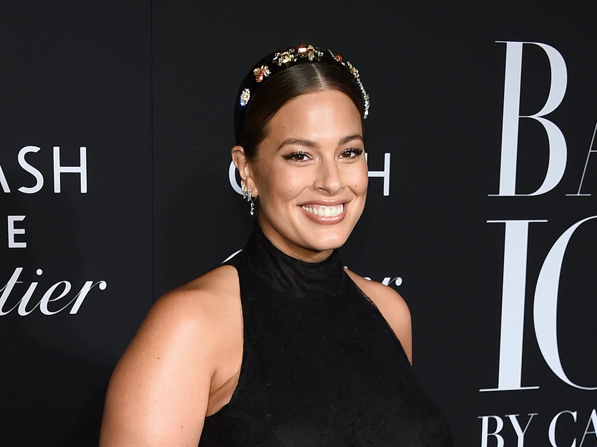 Ashley Graham praises ‘new tummy’ in postpartum selfies The Independent(02)