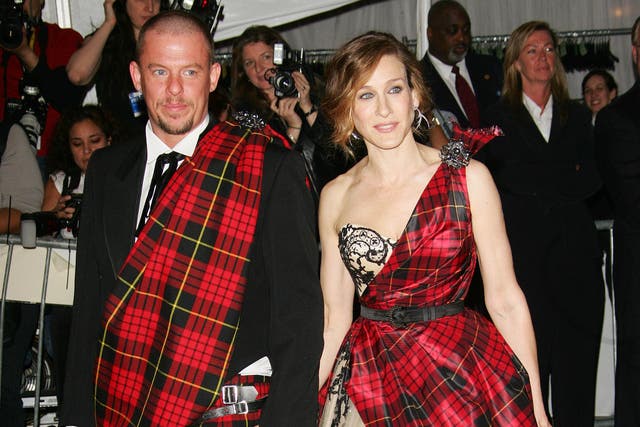 <p>Sarah Jessica Parker and Steve McQueen at the 2006 Met Gala</p>