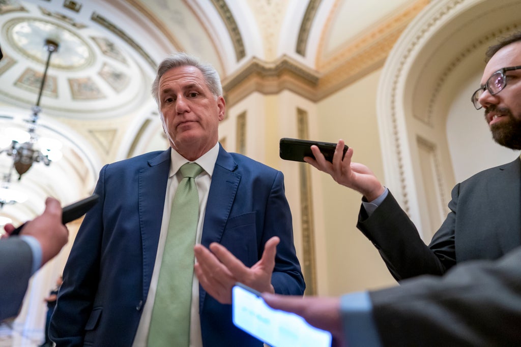 Republicans applaud Kevin McCarthy after he defends Trumps resignation comments, report says