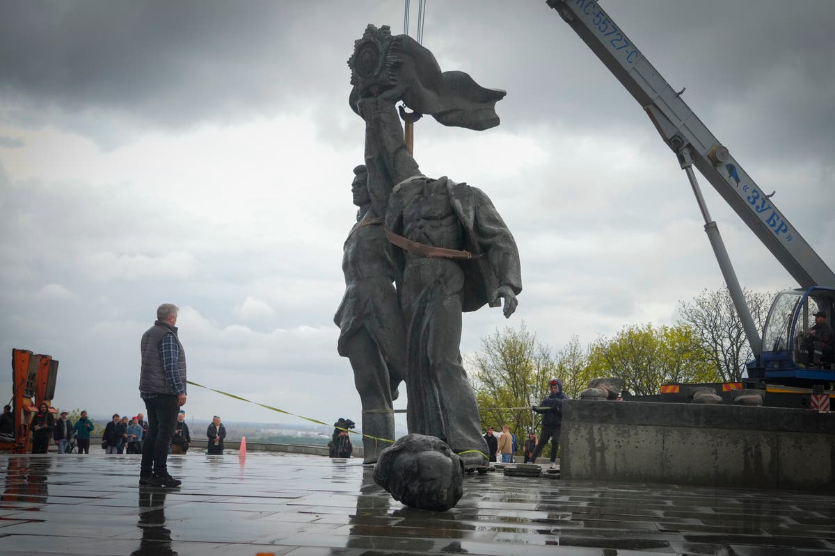 Kyiv dismantles huge Soviet-era monument to Russia-Ukraine friendship