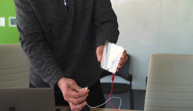 Los ingenieros del MIT han desarrollado un altavoz delgado como el papel que convierte cualquier superficie en una fuente de audio