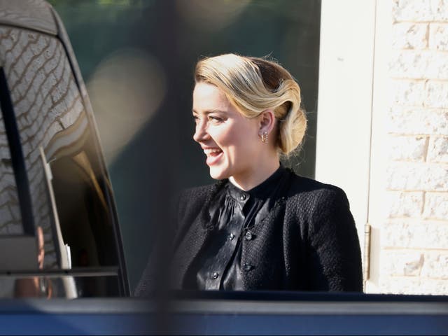 Amber Heard sale de la corte durante su juicio civil en el Tribunal de Circuito del Condado de Fairfax el 25 de abril de 2022 en Fairfax, Virginia